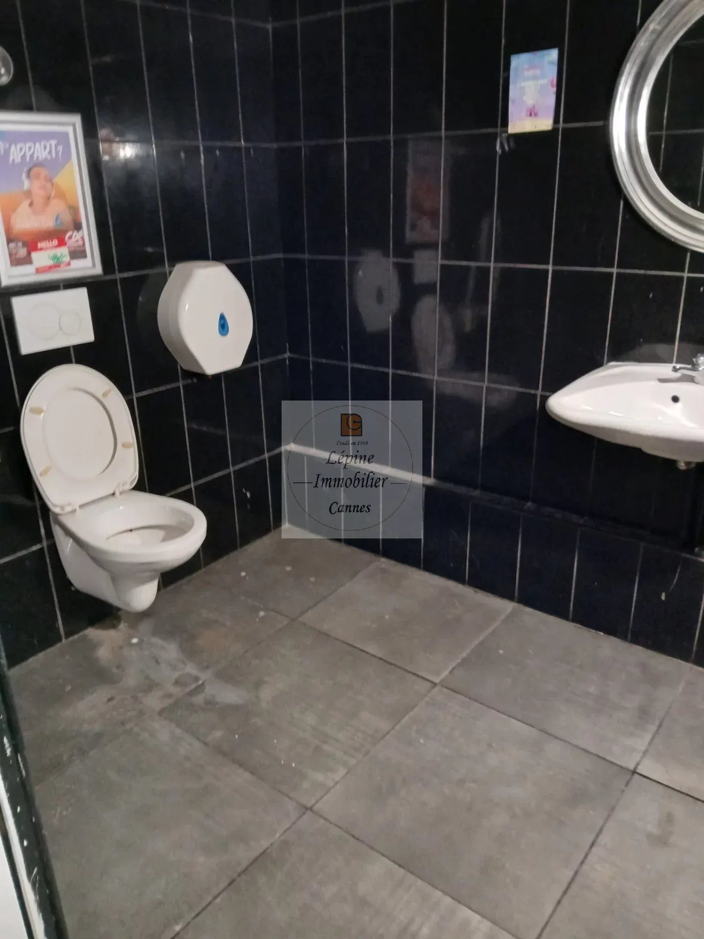 LOCAL COMMERCIAL A LOUER  – CANNES CARRE D’OR –