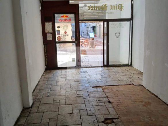 LOCAL COMMERCIAL A LOUER  – CANNES CARRE D’OR –
