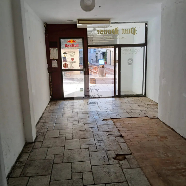 LOCAL COMMERCIAL A LOUER  – CANNES CARRE D’OR –