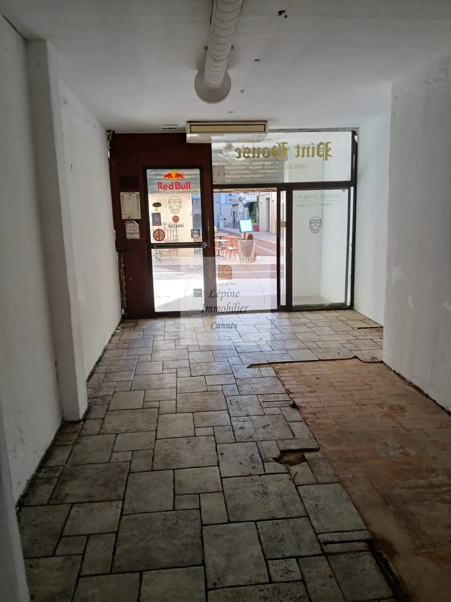 LOCAL COMMERCIAL A LOUER  – CANNES CARRE D’OR –
