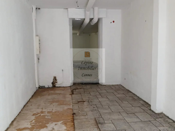 LOCAL COMMERCIAL A LOUER  – CANNES CARRE D’OR –