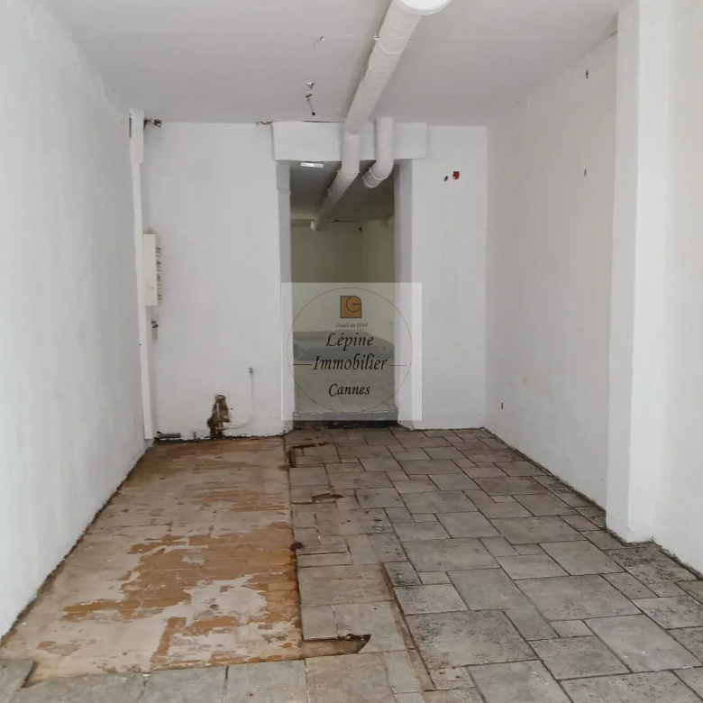 LOCAL COMMERCIAL A LOUER  – CANNES CARRE D’OR –