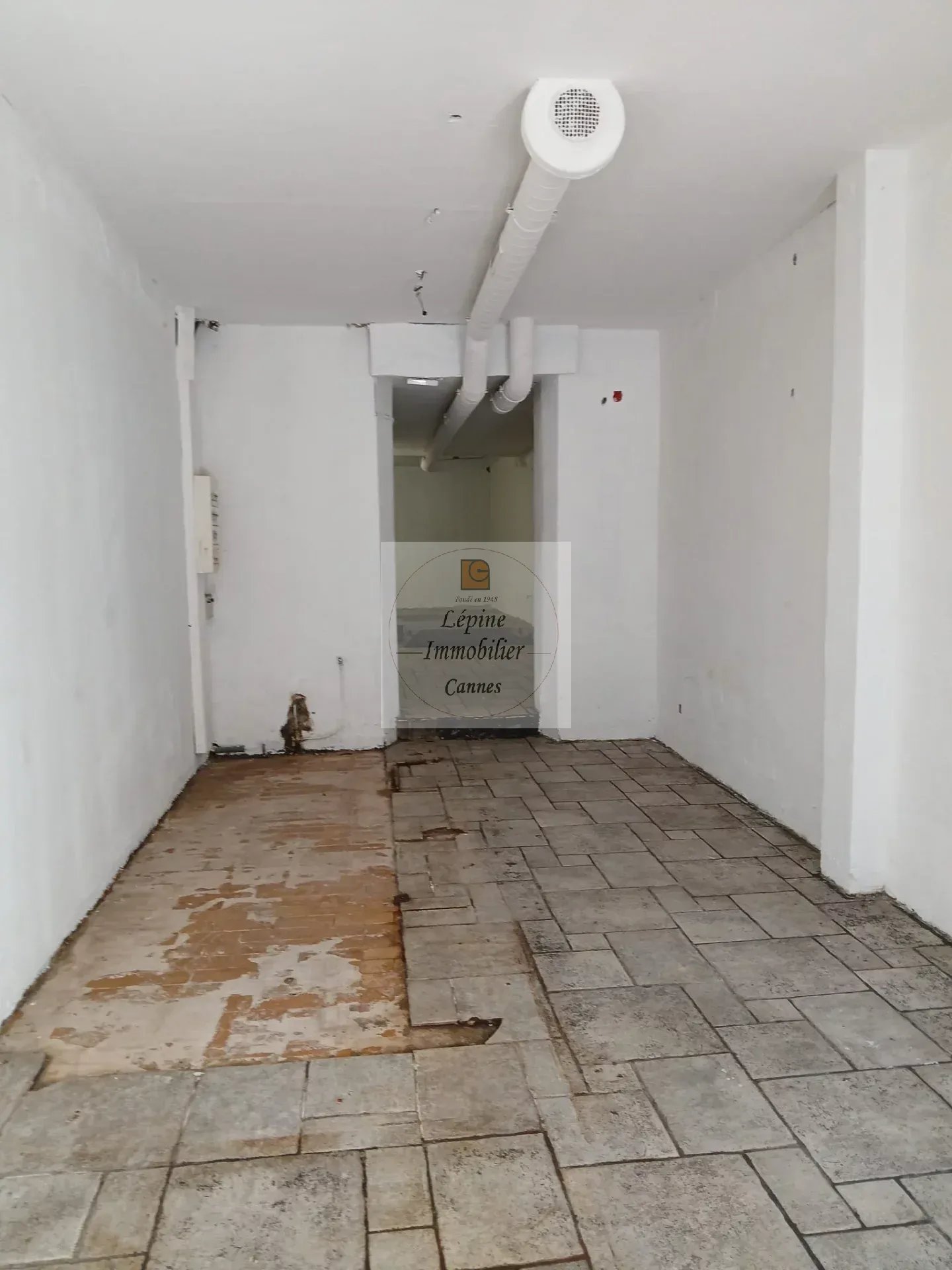LOCAL COMMERCIAL A LOUER  – CANNES CARRE D’OR –