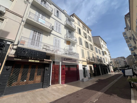 LOCAL COMMERCIAL A LOUER  – CANNES CARRE D’OR –