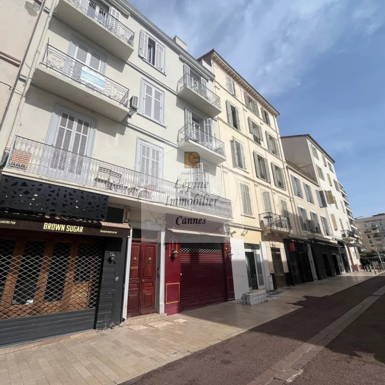 LOCAL COMMERCIAL A LOUER  – CANNES CARRE D’OR –