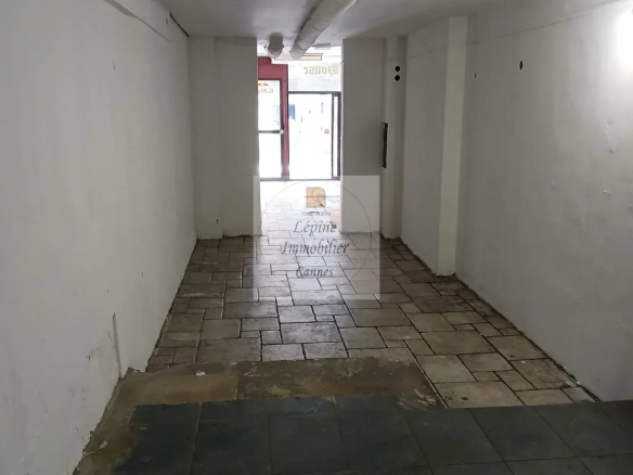 LOCAL COMMERCIAL A LOUER  – CANNES CARRE D’OR –