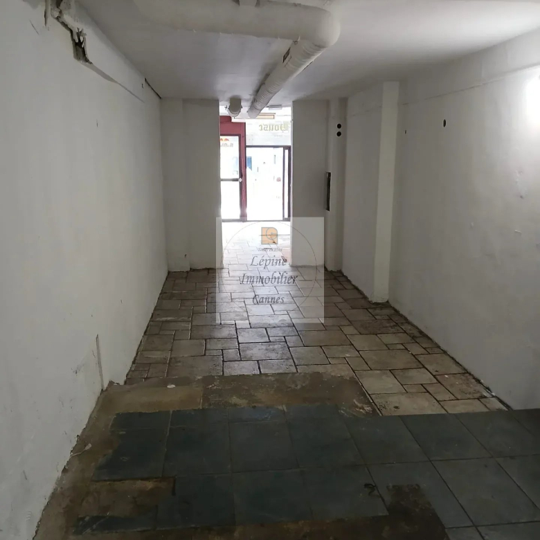 LOCAL COMMERCIAL A LOUER  – CANNES CARRE D’OR –