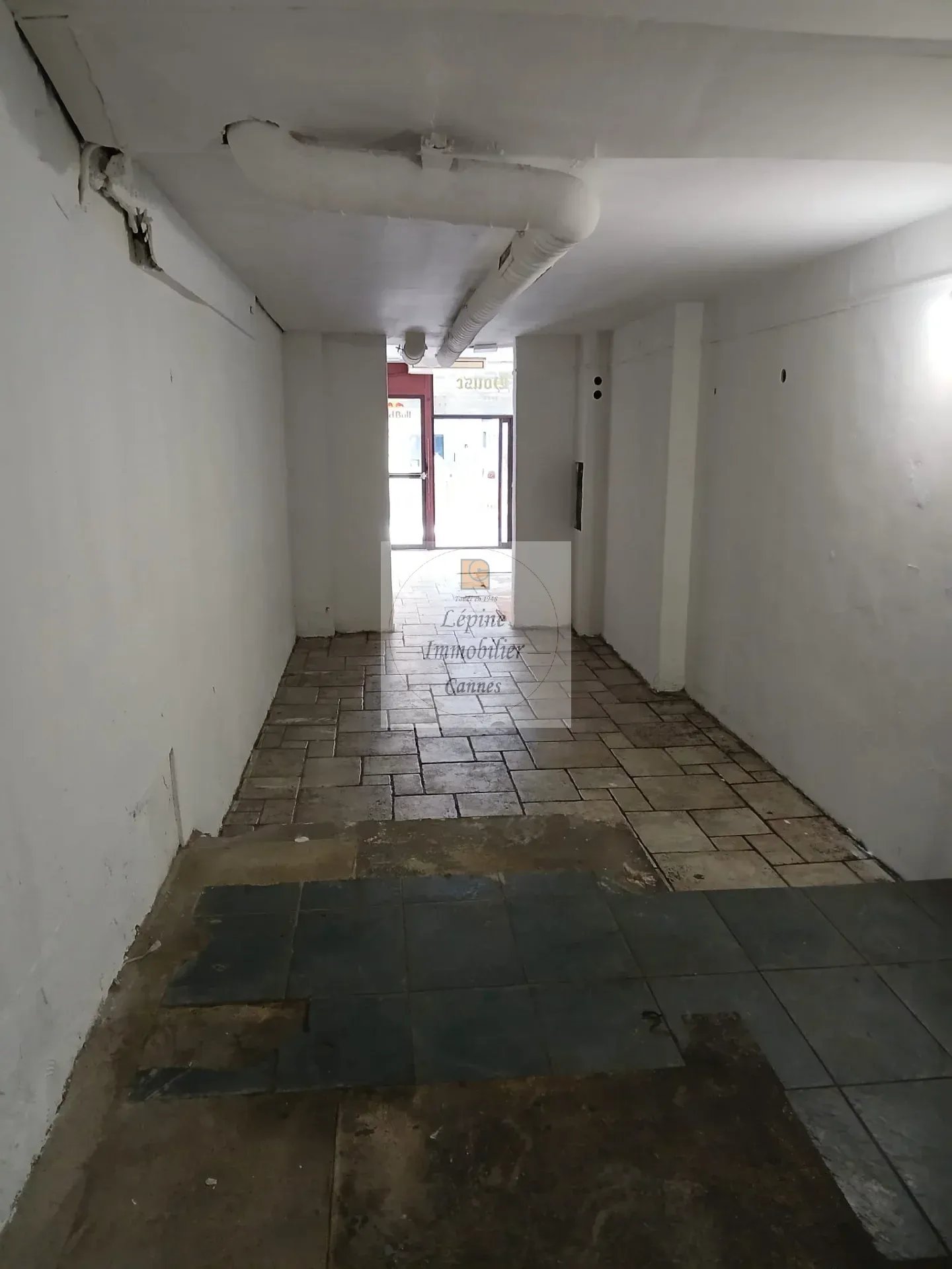 LOCAL COMMERCIAL A LOUER  – CANNES CARRE D’OR –