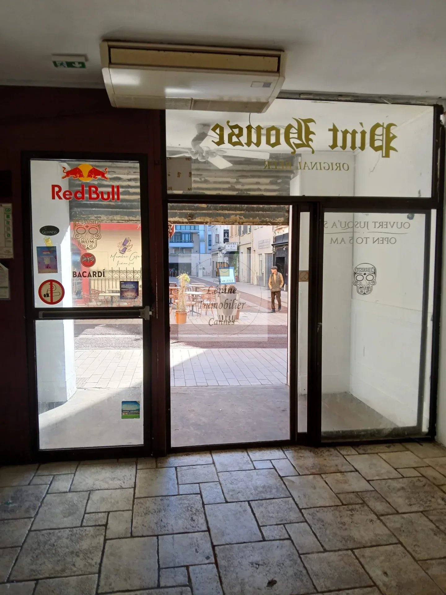 LOCAL COMMERCIAL A LOUER  – CANNES CARRE D’OR –