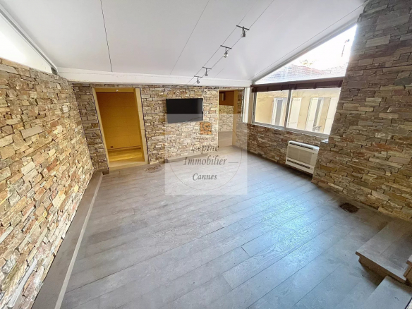 Cannes Banane, Bureaux 129m² , Rue Hoche.