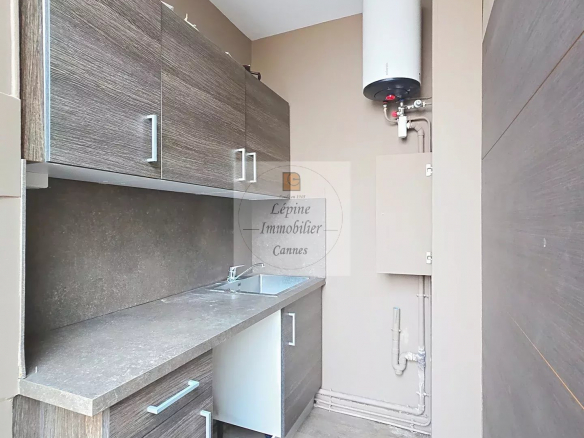 Cannes Banane, Bureaux 129m² , Rue Hoche.