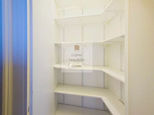 Cannes Banane, Bureaux 129m² , Rue Hoche.