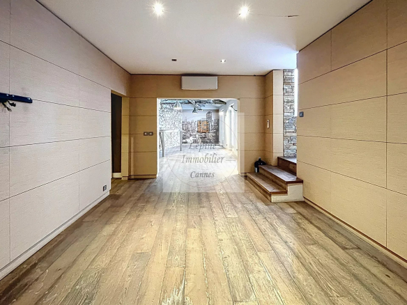 Cannes Banane, Bureaux 129m² , Rue Hoche.