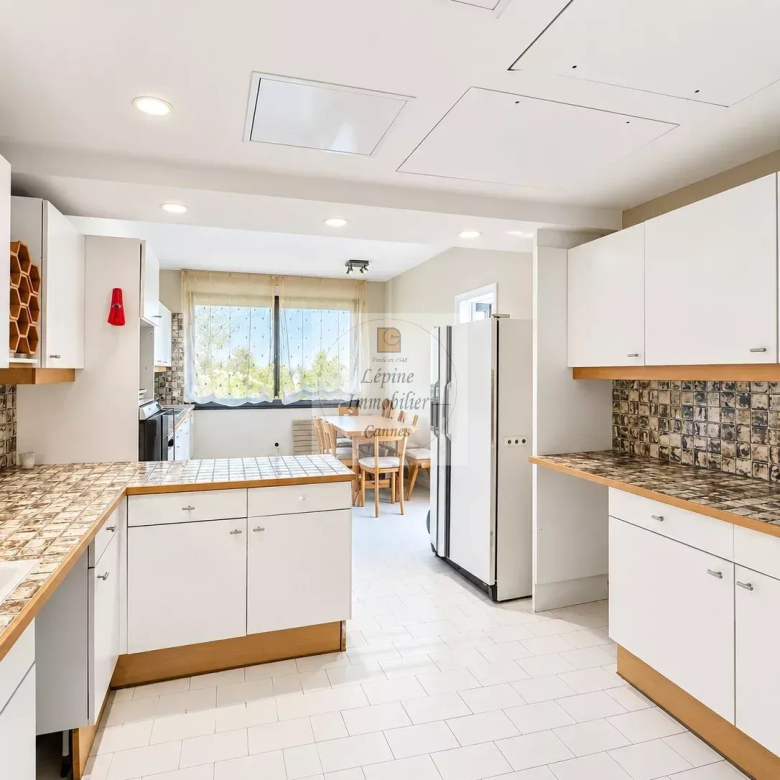 CANNES – BAS CROIX DES GARDES – 4 PIÈCES 181 M² – TERRASSE – VUE MER – PISCINE