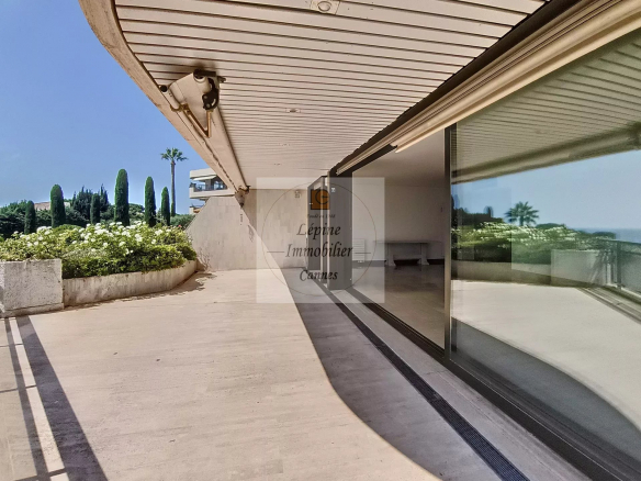 CANNES – BAS CROIX DES GARDES – 4 PIÈCES 181 M² – TERRASSE – VUE MER – PISCINE