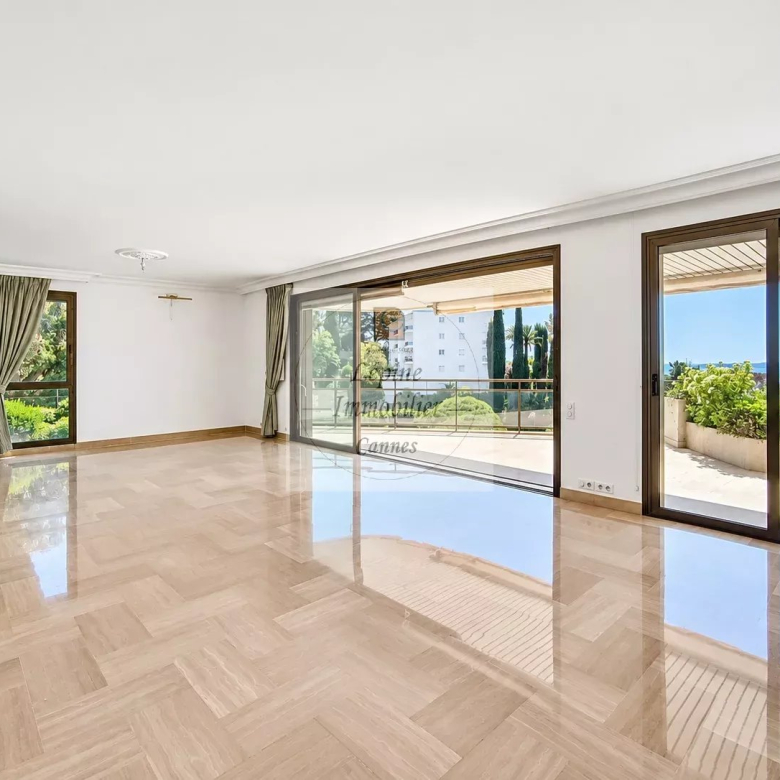 CANNES – BAS CROIX DES GARDES – 4 PIÈCES 181 M² – TERRASSE – VUE MER – PISCINE
