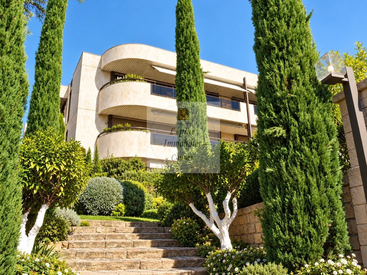 CANNES – BAS CROIX DES GARDES – 4 PIÈCES 181 M² – TERRASSE – VUE MER – PISCINE