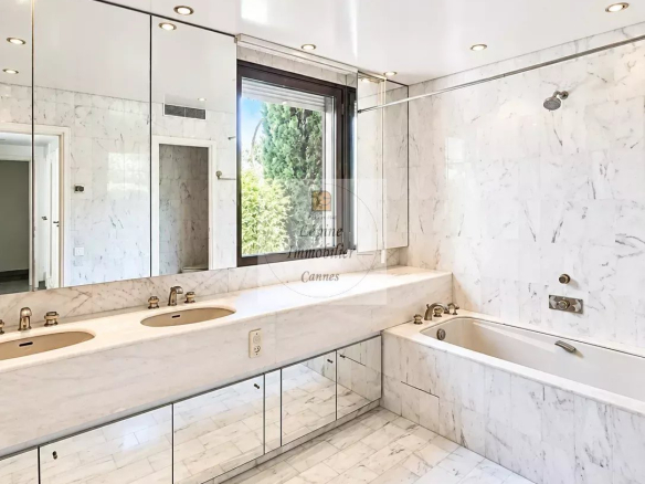 CANNES – BAS CROIX DES GARDES – 4 PIÈCES 181 M² – TERRASSE – VUE MER – PISCINE