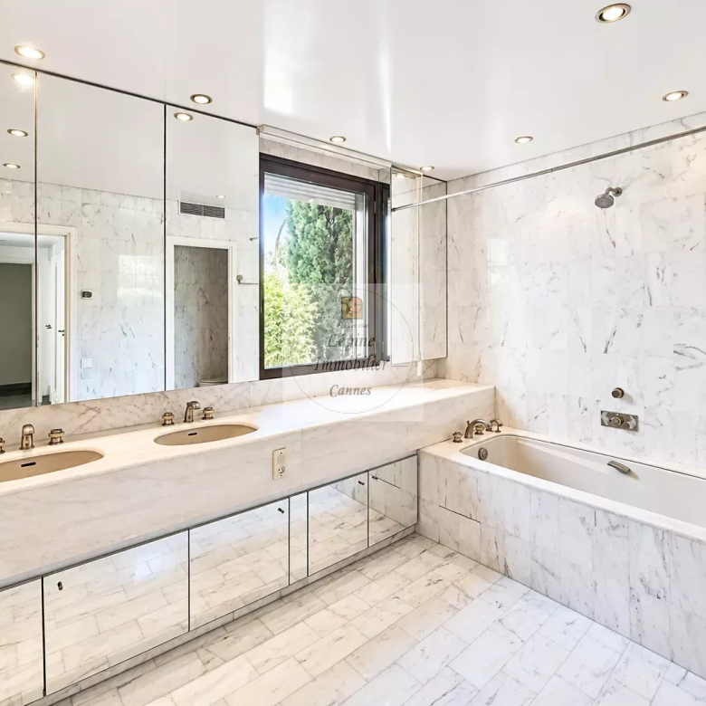 CANNES – BAS CROIX DES GARDES – 4 PIÈCES 181 M² – TERRASSE – VUE MER – PISCINE