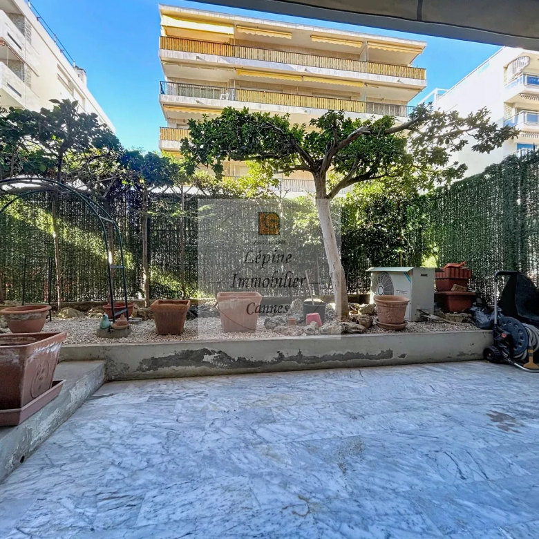 CANNES PALM BEACH -2P – REZ-DE-JARDIN –  A RENOVER