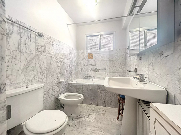 CANNES PALM BEACH -2P – REZ-DE-JARDIN –  A RENOVER