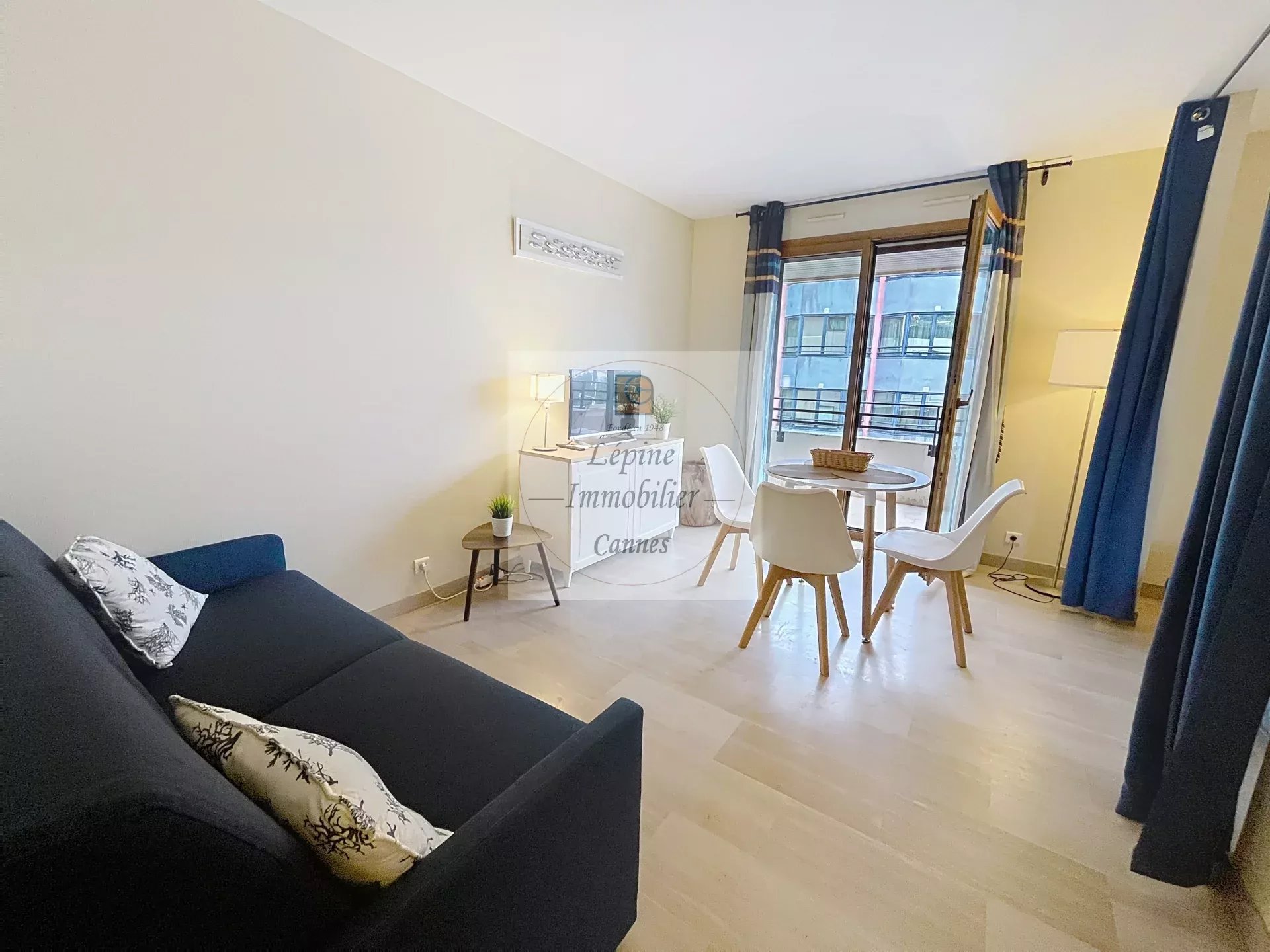 Cannes Banane – Élégant 2 pièces en étage élevé avec terrasse, cave et mobilier inclus.
