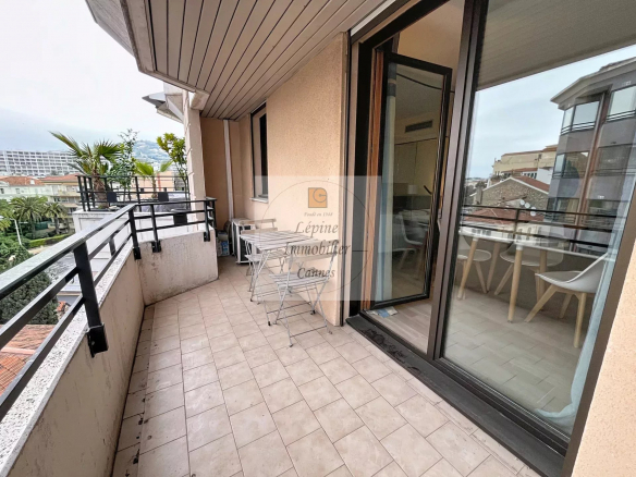 Cannes Banane – Élégant 2 pièces en étage élevé avec terrasse, cave et mobilier inclus.