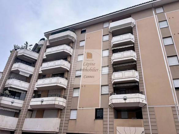 Cannes Banane – Élégant 2 pièces en étage élevé avec terrasse, cave et mobilier inclus.