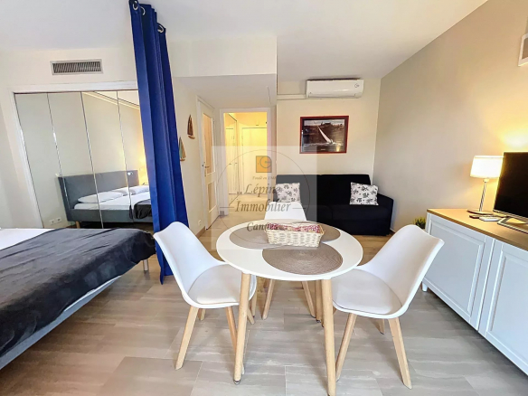 Cannes Banane – Élégant 2 pièces en étage élevé avec terrasse, cave et mobilier inclus.