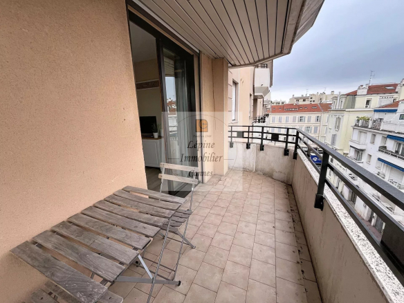 Cannes Banane – Élégant 2 pièces en étage élevé avec terrasse, cave et mobilier inclus.