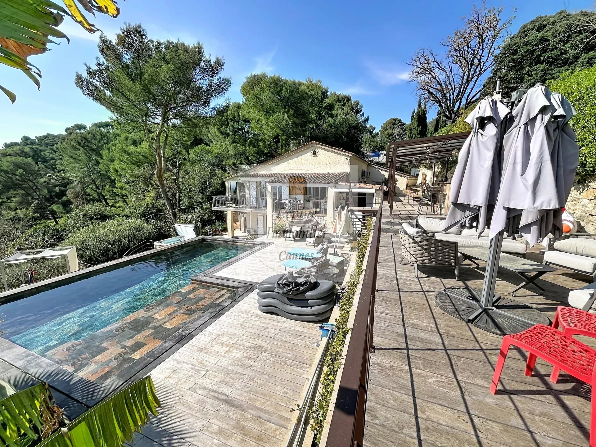 9d8f656a9d1b9bce4179c5129bbd490a_b54f0f82ab_1920-original-17035.jpg Le CANNET, Bréguières, Villa 7P, 227m², Piscine, Vue mer