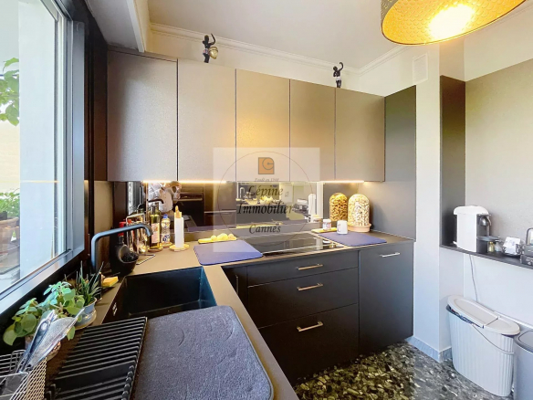 Cannes Centre, Spacieux 2P de 74m² , vue mer, parking, cave