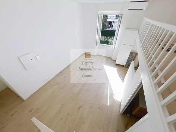 Cannes, Bas Carnot, Studio avec mezzanine, refait à neuf.