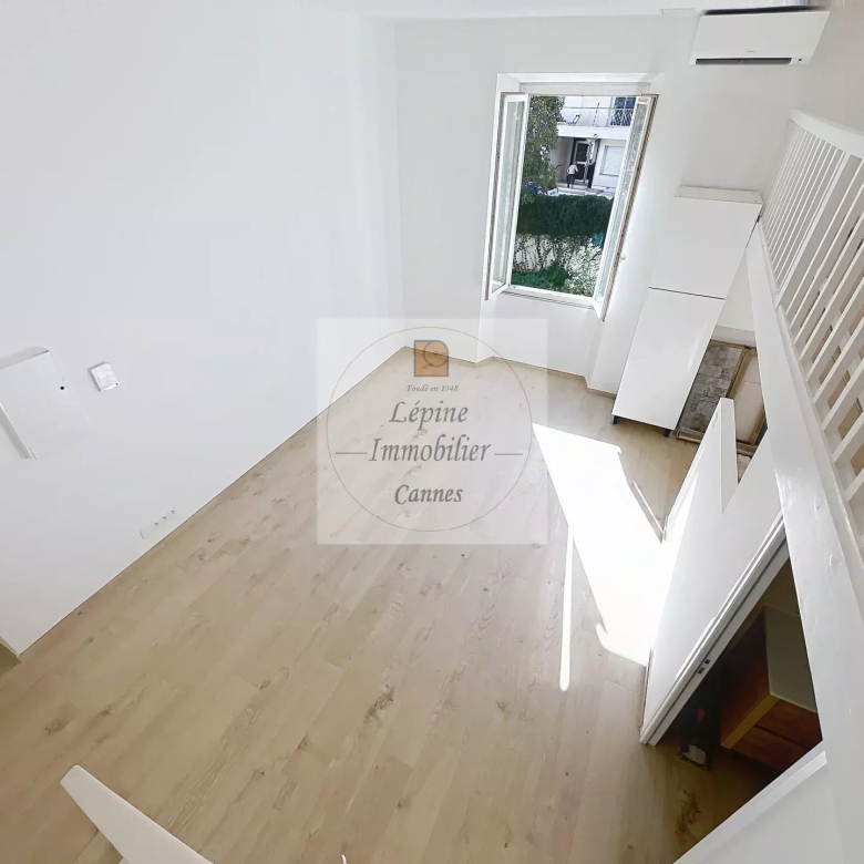 Cannes, Bas Carnot, Studio avec mezzanine, refait à neuf.