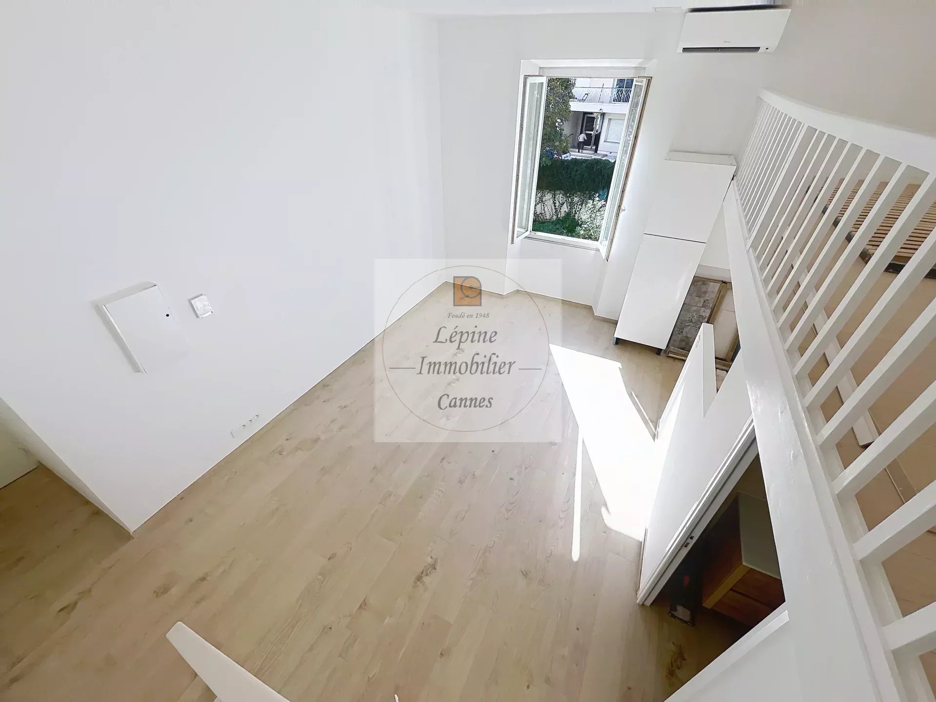 Cannes, Bas Carnot, Studio avec mezzanine, refait à neuf.