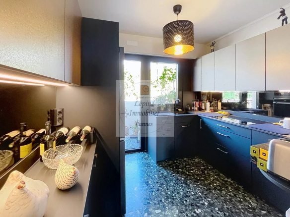 Cannes Centre, Spacieux 2P de 74m² , vue mer, parking, cave