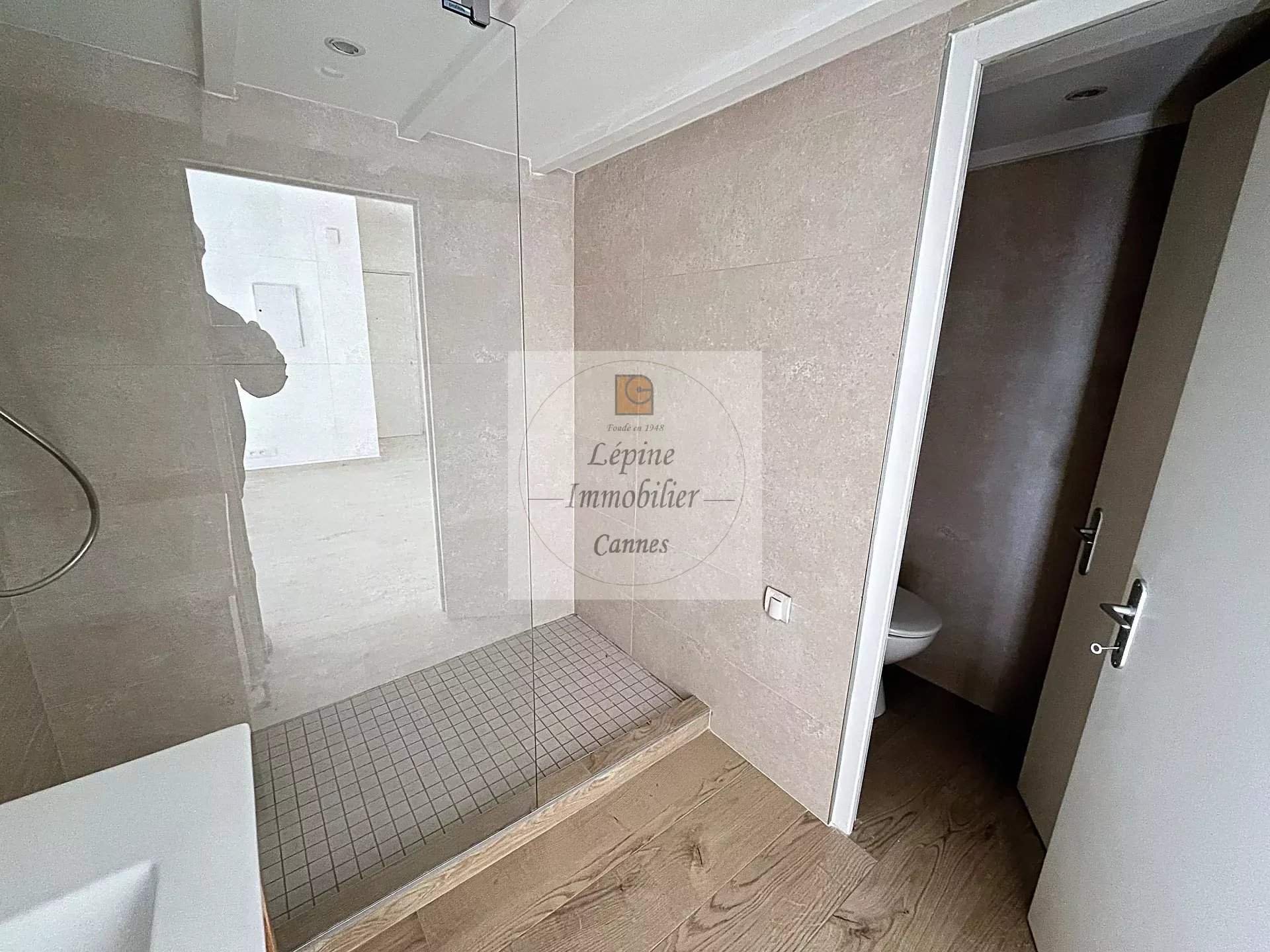 Cannes, Bas Carnot, Studio avec mezzanine, refait à neuf.