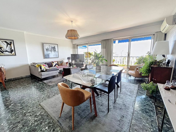 Cannes Centre, Spacieux 2P de 74m² , vue mer, parking, cave