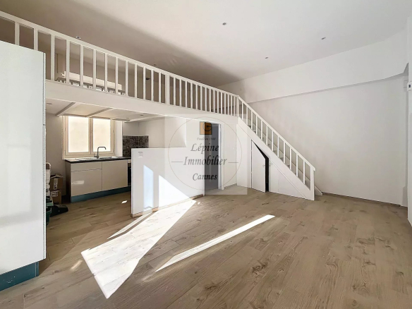 Cannes, Bas Carnot, Studio avec mezzanine, refait à neuf.