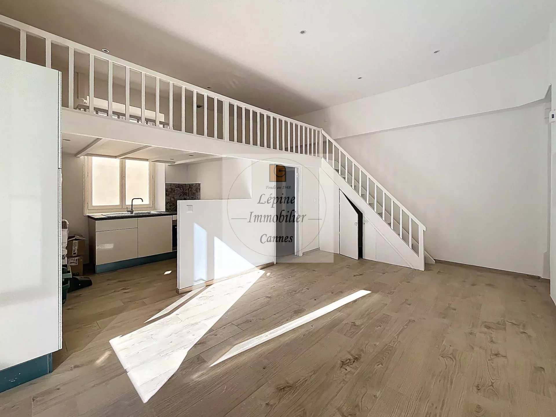 Cannes, Bas Carnot, Studio avec mezzanine, refait à neuf.