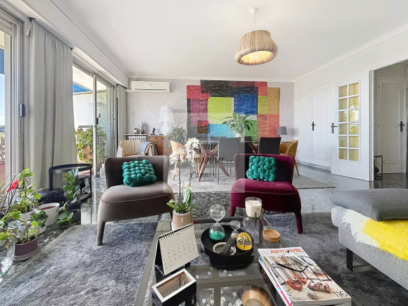 Cannes Centre, Spacieux 2P de 74m² , vue mer, parking, cave