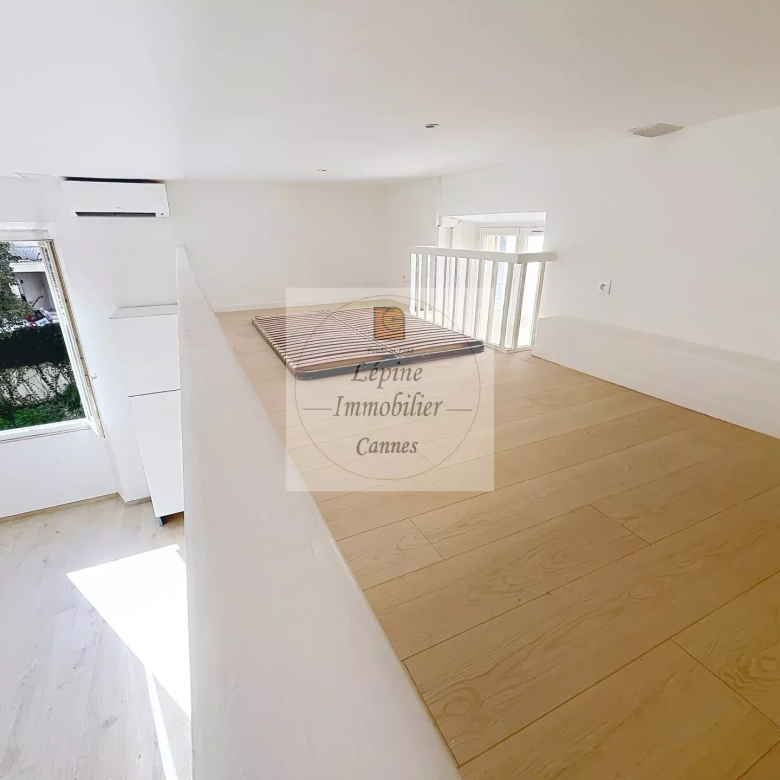 Cannes, Bas Carnot, Studio avec mezzanine, refait à neuf.