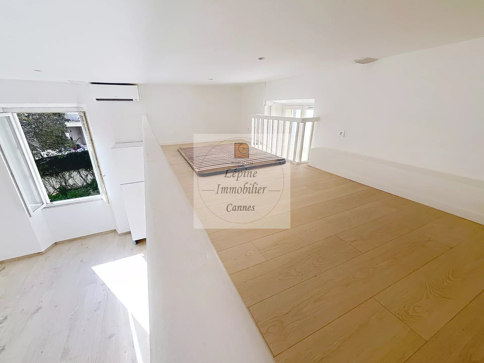 Cannes, Bas Carnot, Studio avec mezzanine, refait à neuf.