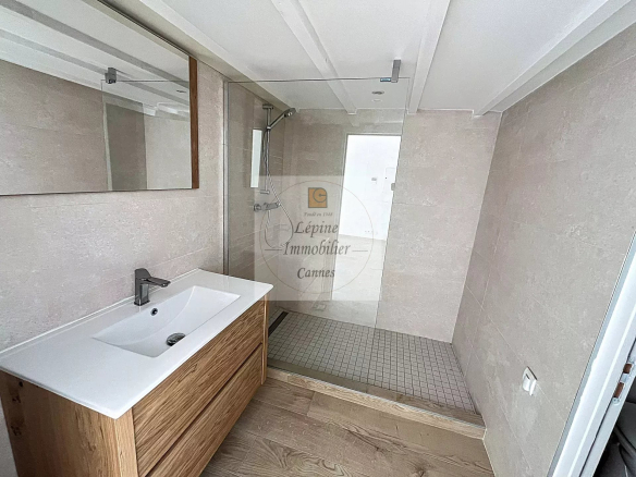 Cannes, Bas Carnot, Studio avec mezzanine, refait à neuf.