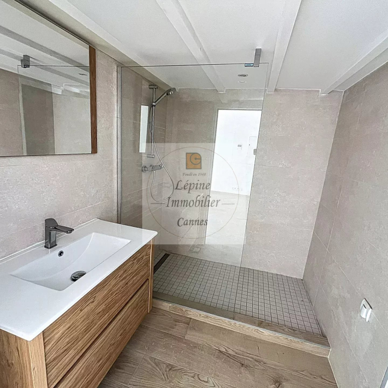 Cannes, Bas Carnot, Studio avec mezzanine, refait à neuf.