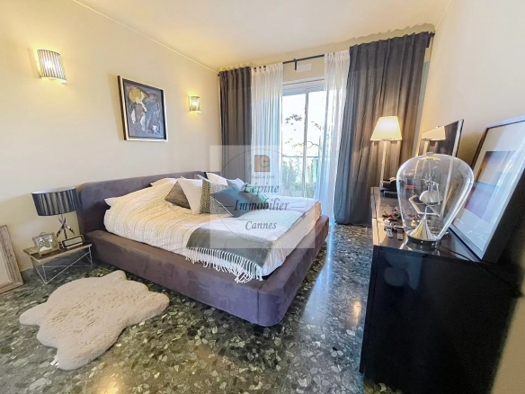 Cannes Centre, Spacieux 2P de 74m² , vue mer, parking, cave