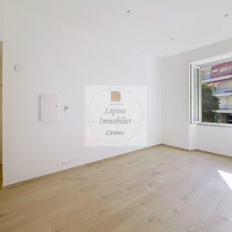 Cannes, Bas Carnot, Studio avec mezzanine, refait à neuf.