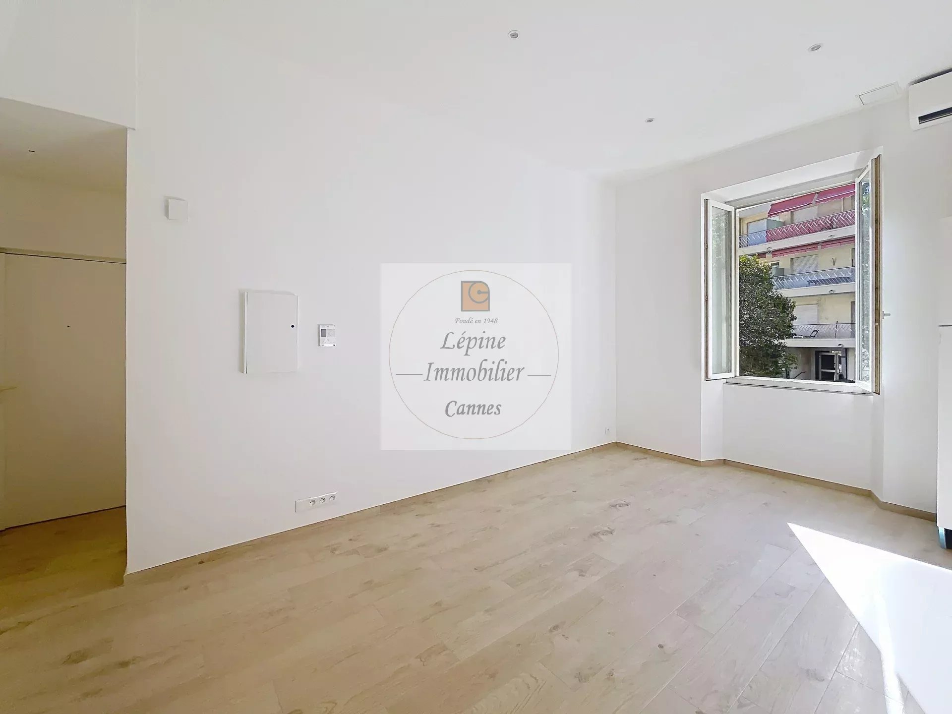 Cannes, Bas Carnot, Studio avec mezzanine, refait à neuf.