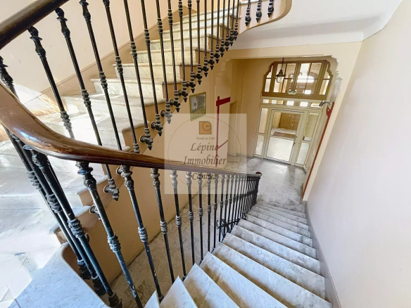 Cannes, Bas Carnot, Studio avec mezzanine, refait à neuf.