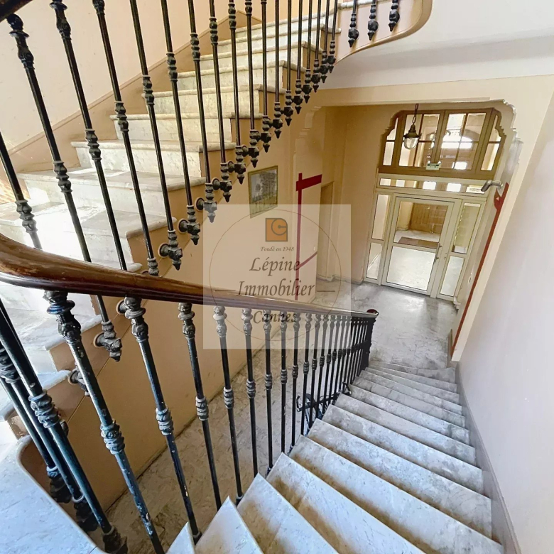 Cannes, Bas Carnot, Studio avec mezzanine, refait à neuf.